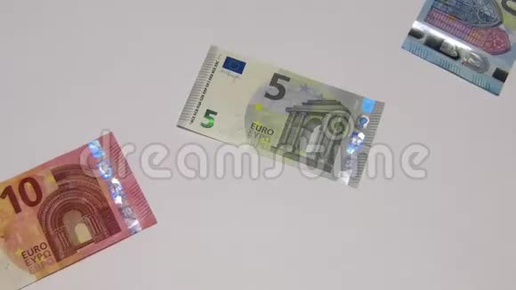 出现在白色背景下的欧元钞票视频的预览图