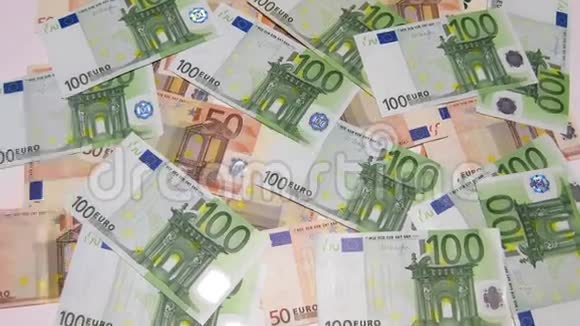 在白色背景下消失的欧元钞票视频的预览图