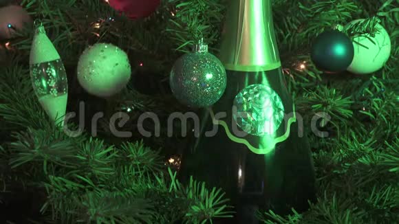 新的一瓶合适的香槟背景是装饰着玩具和圣诞杉树的花环视频的预览图