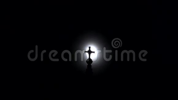 伦敦之夜基督教十字架在月亮的背景上视频的预览图