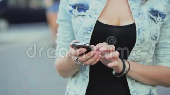 女孩在手机上翻阅照片视频的预览图