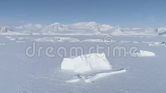 南极洲冰山冻结海水空中视频的预览图