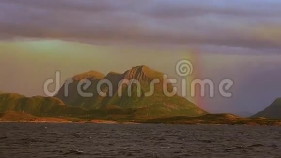 挪威迷人的日落浓云中有彩虹从游艇板上看视频的预览图