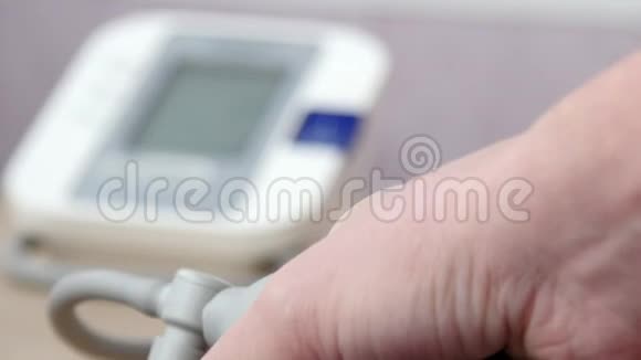 医生测量血压4k高清电视视频的预览图
