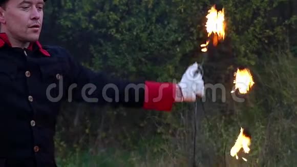 杂耍者用火焰旋转两个金属风扇是魔法视频的预览图