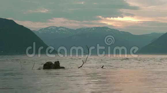 挪威峡湾的日落视频的预览图