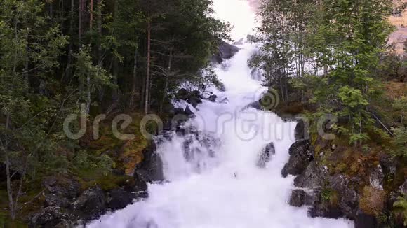 挪威风景如画的朗佛斯瀑布视频的预览图