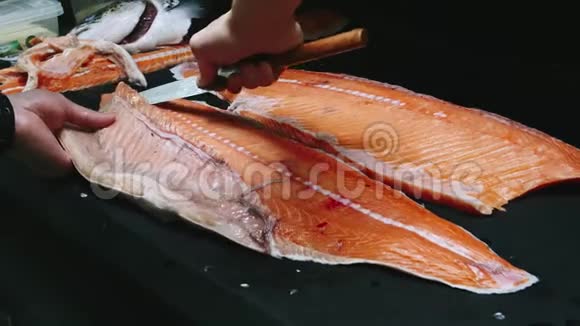 厨师从三文鱼片中取出骨头切鱼片上的鱼以4k分辨率慢动作烹饪寿司视频的预览图