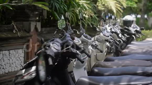 几辆摩托车连续停在街上交通便利可环游城市视频的预览图