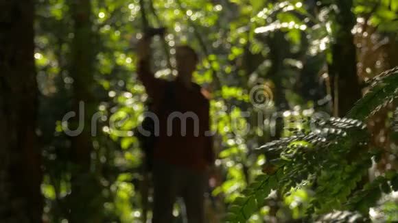 户外徒步穿越森林的男人在电话里自拍视频的预览图