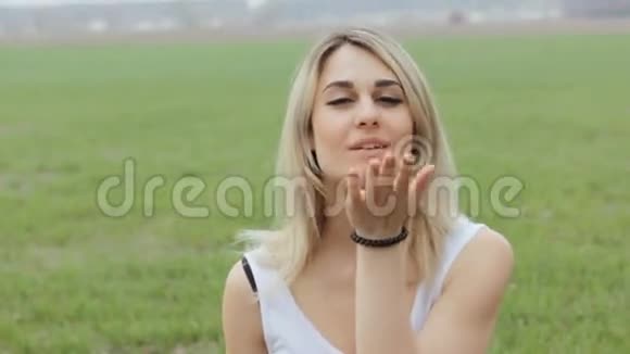 快乐的自由快乐的女人送上了飞吻视频的预览图