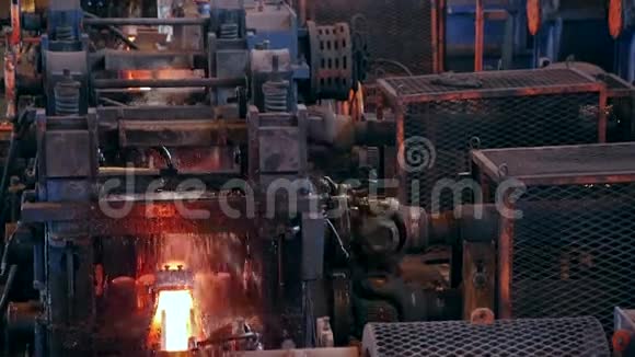 钢铁厂工作机器波宁热蜂窝特写视频的预览图