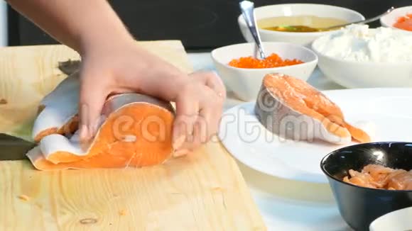 4k录像厨师切鲑鱼牛排背景是生菜和蔬菜视频的预览图