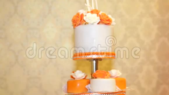 涂有橘子和白卷软糖的结婚蛋糕视频的预览图