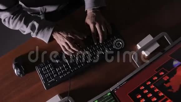 黑客在暗室里用电脑破解代码视频的预览图