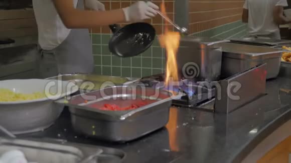 酒店餐厅的厨师用蔬菜做煎蛋卷自助早餐鸡蛋视频的预览图