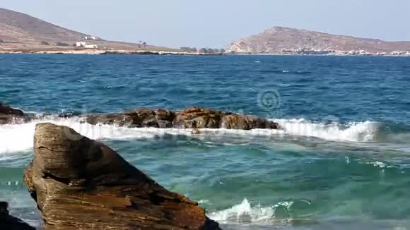 波浪在岩石上视频的预览图