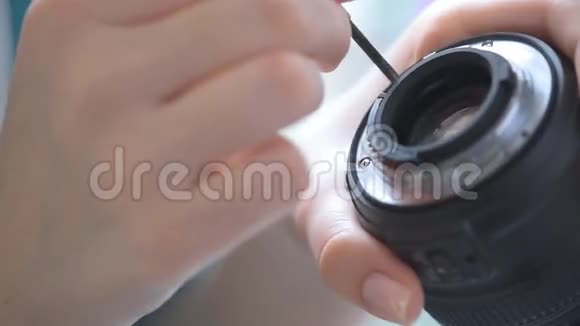 女人的手修理照相机镜头视频的预览图