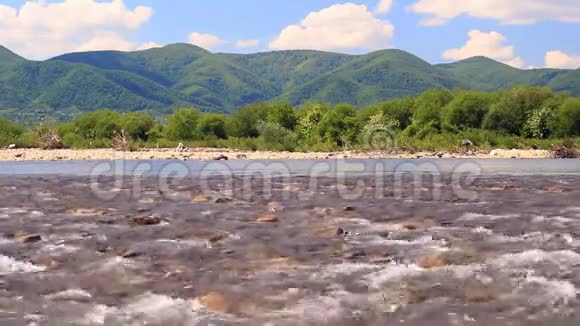 快速河与山景和石质急流水上景观视频的预览图
