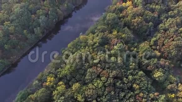 从高处向小河口和秋树射击视频的预览图