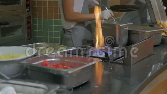 酒店餐厅的厨师用蔬菜做煎蛋卷自助早餐鸡蛋视频的预览图