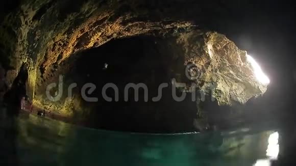 在洞穴上劈开水下射击视频的预览图