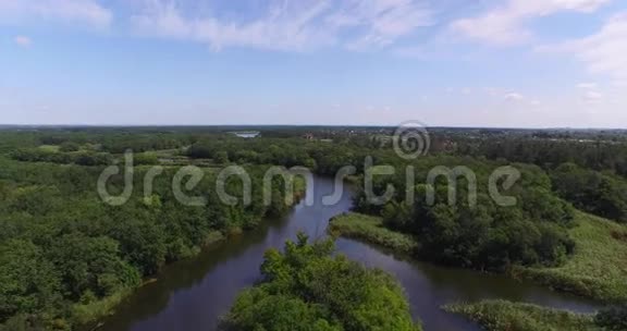 飞越一条小河支流环绕着森林视频的预览图