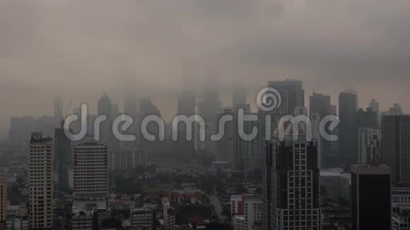 随着时间的推移城市景观与许多摩天大楼建造与云马来西亚吉隆坡视频的预览图