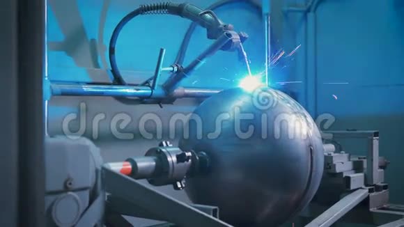 大型金属球安装在自动化机器上用于电焊接工作生产零件更换视频的预览图