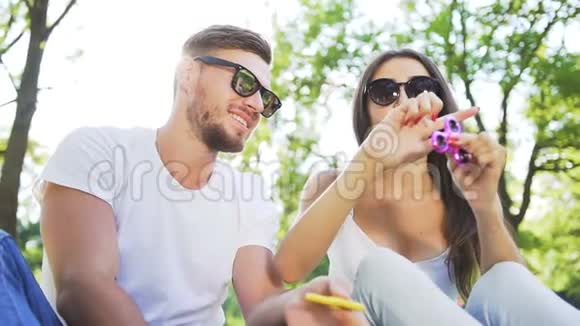 年轻夫妇在公园里和一个旋转手玩得很开心视频的预览图