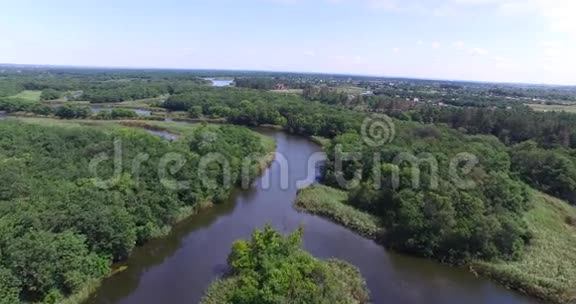 飞越森林和河流大量涌入视频的预览图
