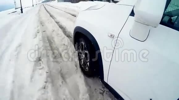 轮胎车轮在大雪中行驶慢动作车载摄像机视频的预览图