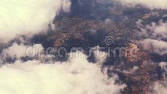从平面窗口看鸟瞰城市大海飞越城市乘飞机出海从云层上飞过视频的预览图