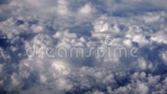 从空中俯瞰云层的空中景色视频的预览图