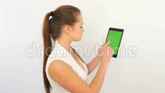 商业女性使用平板电脑视频的预览图