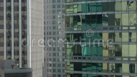 部分摩天大楼的近景窗户的镜子等级视频的预览图