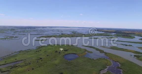河流淹没了一个小村庄附近的田野空中射击视频的预览图