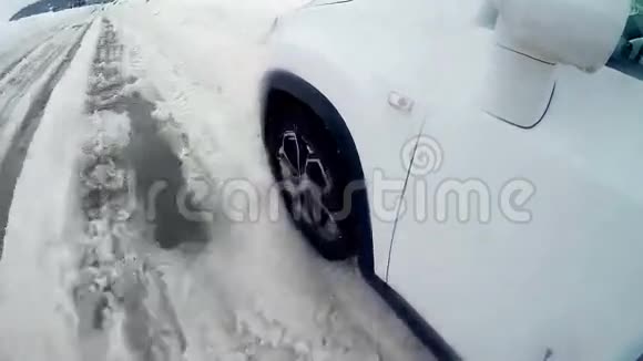 汽车车轮穿过大雪慢动作在摄像机上视频的预览图
