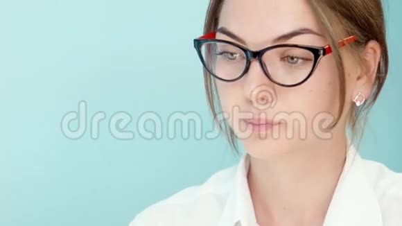 戴着时髦眼镜在电脑前工作的女人视频的预览图