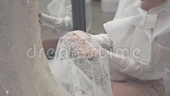 婚礼礼服细节的特写视频的预览图