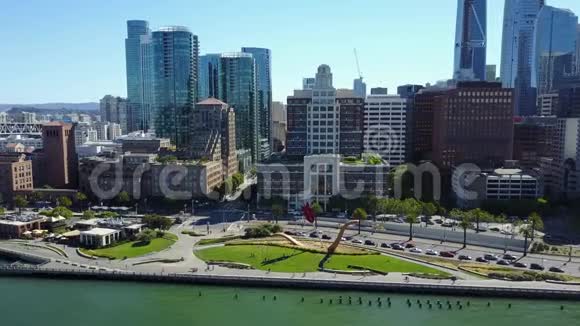 令人惊叹的4k鸟瞰旧金山现代城市市中心摩天大楼建筑的海洋天际线海景视频的预览图