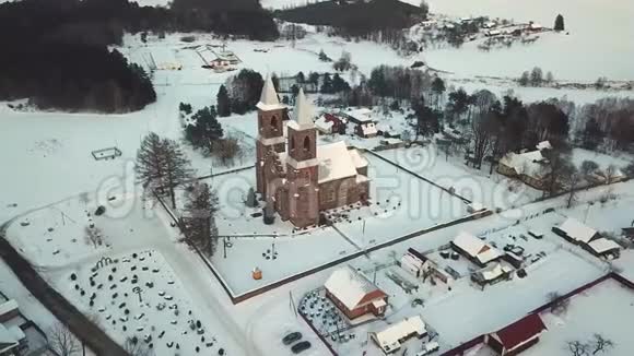 旧基督教教堂的鸟瞰图白俄罗斯明斯克附近的Rubezhevichi村视频的预览图