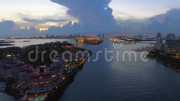 黄昏时迈阿密海滩的Vlog空中航线视频的预览图