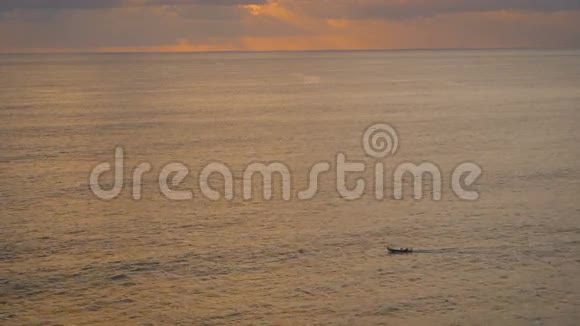 令人叹为观止的巴厘岛海洋无尽的水面令人难以置信的海上日落景象视频的预览图