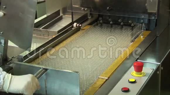 药品的自动化生产在输送玻璃上放置药品容器的方法视频的预览图