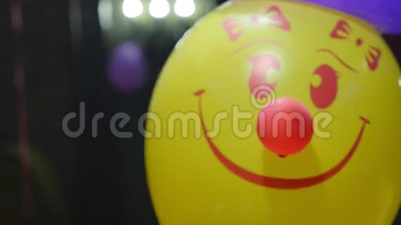 为聚会和庆祝活动准备的缤纷生日气球视频的预览图