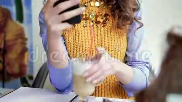 风格女士坐在咖啡馆的桌子旁用电话和微笑的肖像视频的预览图
