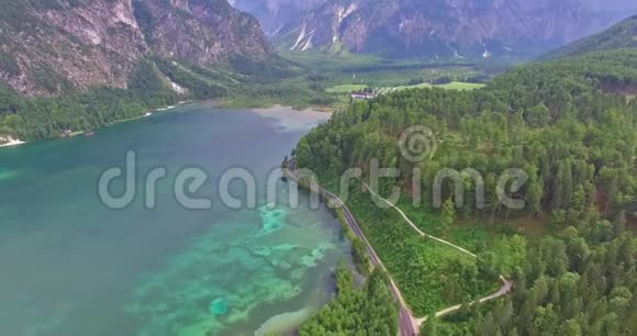 鸟瞰阿尔梅西全景奥地利萨尔茨卡梅尔古特的高山湖视频的预览图