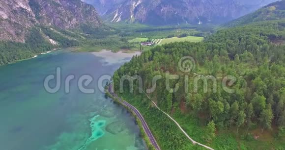 空中景色美丽清澈的高山湖阿特丽斯与绿瓦视频的预览图