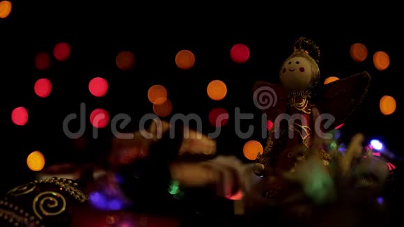 圣诞礼品盒球彩灯闪烁的仙女花环装饰视频的预览图